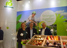 Bij Rijk Zwaan kon men o.a. proeven van saladetomaat Tafury RZ. Op de foto: Heleen Bos, Koen T'syen en Maarten van Geest.